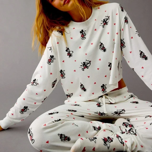 🐩❤️ American Eagle Mickey Mouse Valentine’s Day Plush PJ Set 🐩❤️